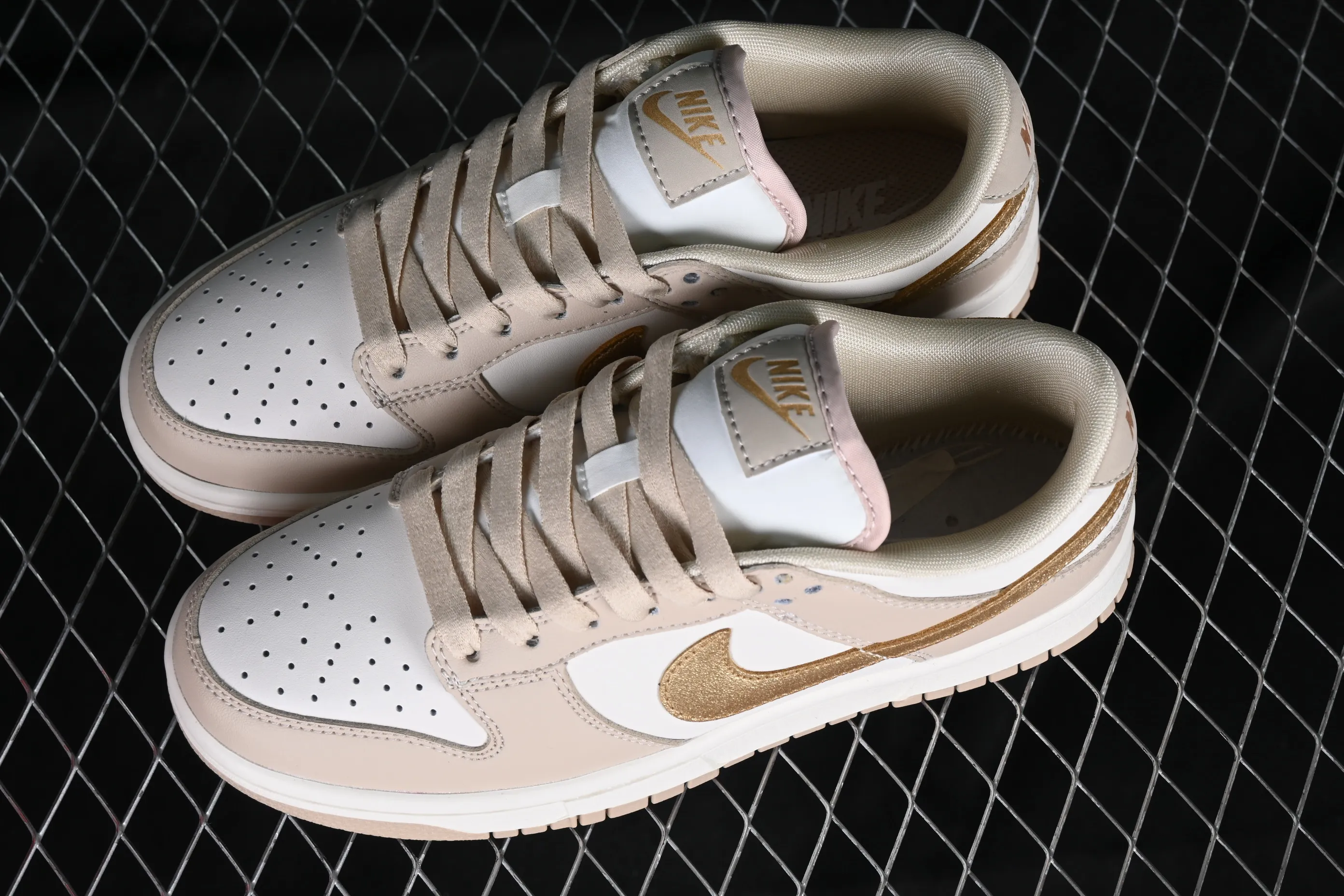 All categories Nk SB Dunk series Nk SB Dunk Low low-top sneakers F version Nk Dunk Low beige gold hook SB low-top sports and leisure sneakers DX5930-001